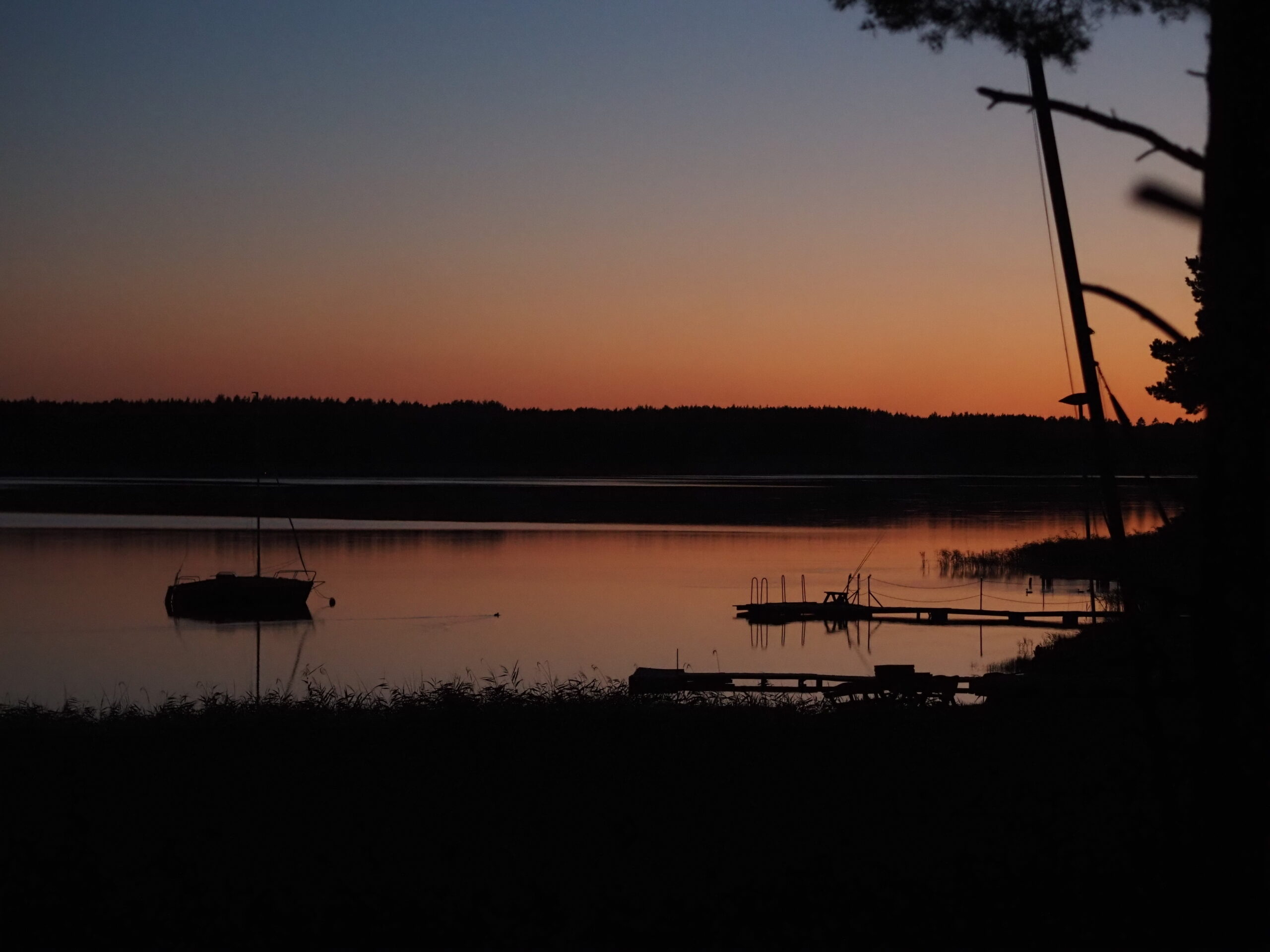 podróż kamperem Kaszuby jezioro zachód słońca nocleg kamperem nad jeziorem