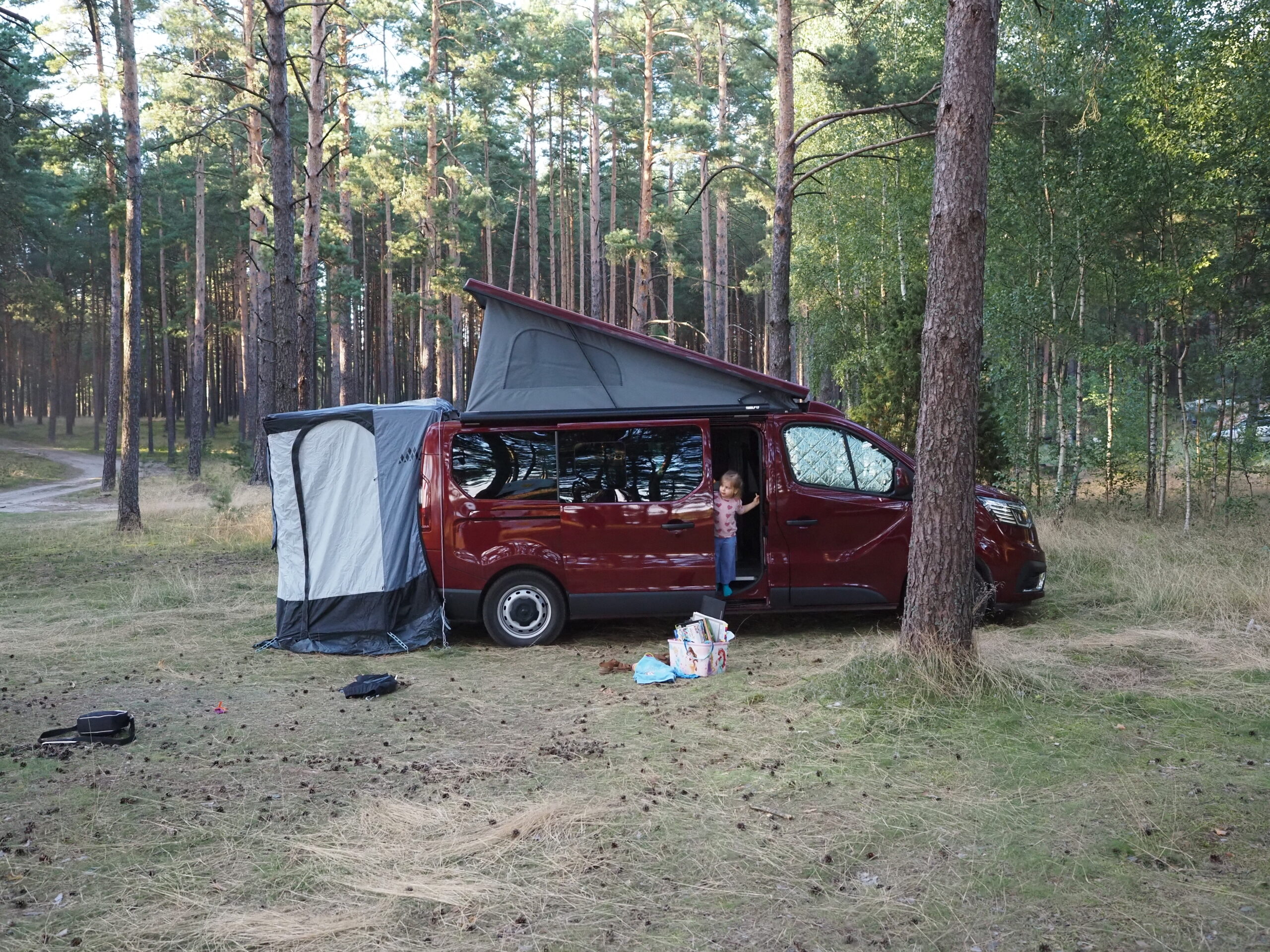 Kamper van w lesie – podróż kamperem z dzieckiem i wynajem kampera Warszawa