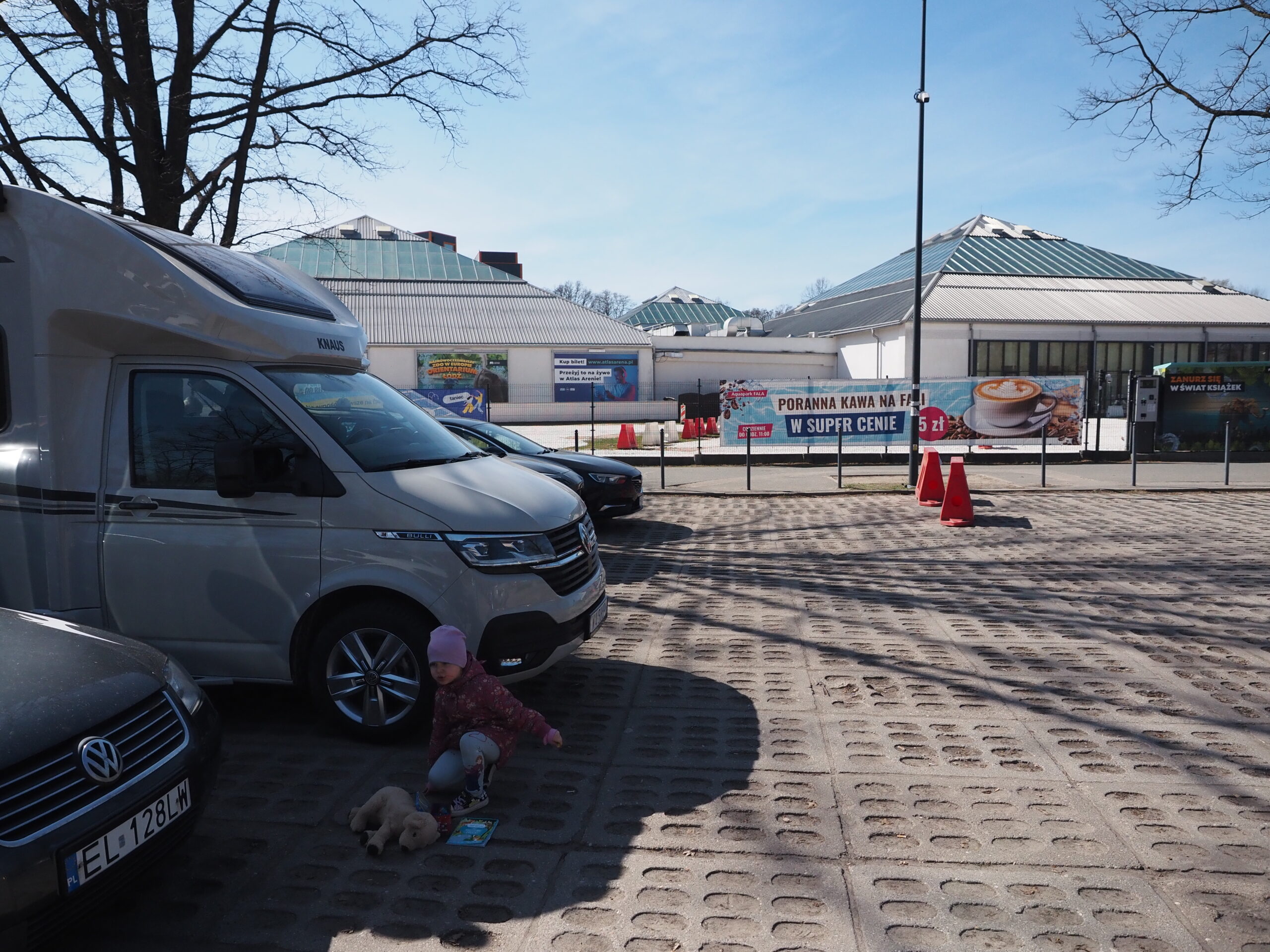 Kamper zaparkowany w Łodzi przy aquaparku – weekendowy wypad kamperem