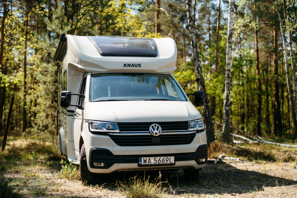 kamper dla rodziny_kamper wakacje_kamper woodcloud_kamper wynajem mazowsze_kamper wynajem warszawa_woodcloud_wynajem dobry kamper niska cena_wynajem kamper_wypożyczalnia kamperów warszawa-8 przód kampera Volkswagen Knaus Tourer Van LT
