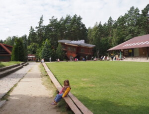 Szymbark centrum edukacji regionu dom do góry nogami