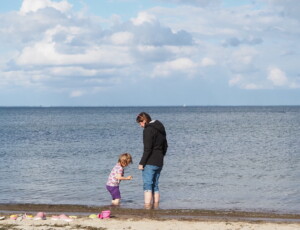 plaża nad morzem Mechelinki podróż kamperem z dzieckiem