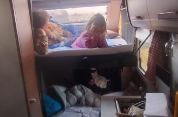 Spanie w kamperze z dzieckiem podczas podróży