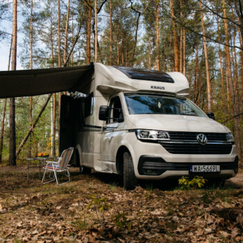 kamper Knaus Tourer Van LT na postoju w lesie
