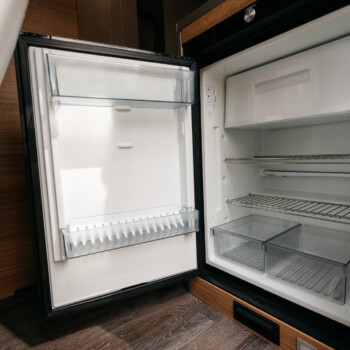 lodówka w kamperze premium – wynajem kampera Warszawa